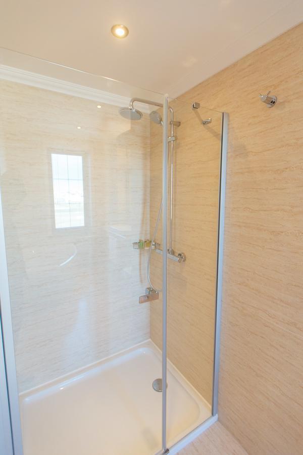 Sultan Palace Hotel Atyraū Exteriér fotografie A shower door