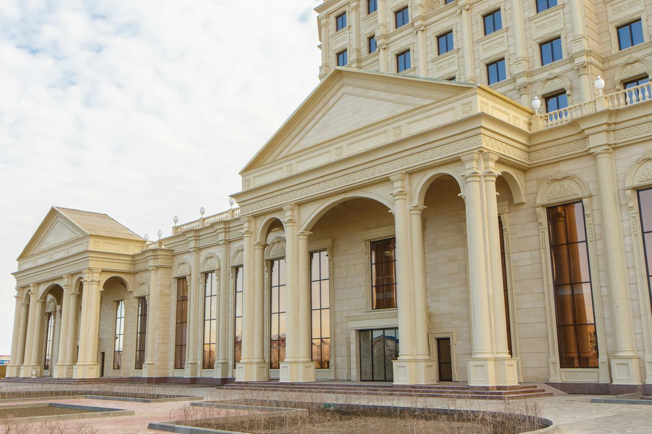 Sultan Palace Hotel Atyraū Exteriér fotografie The main entrance of the university