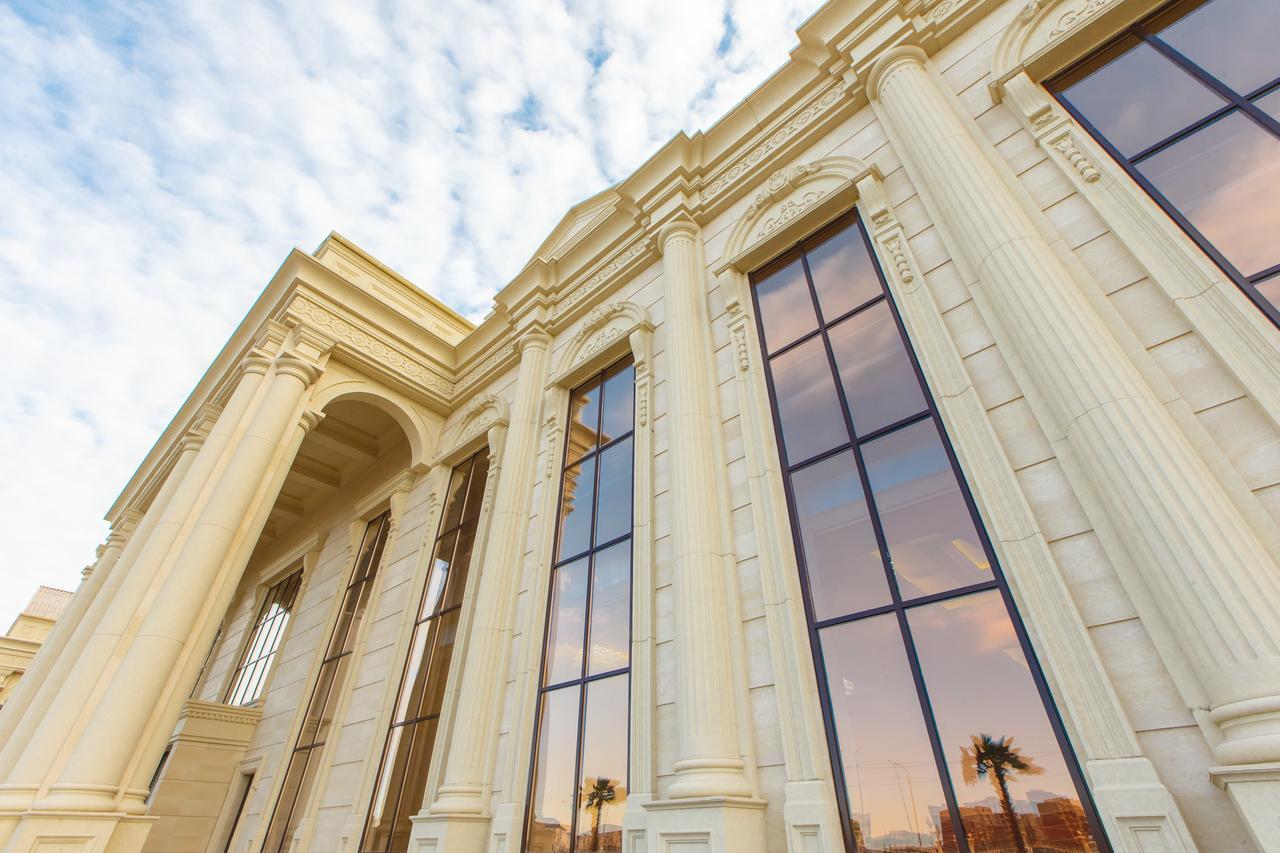 Sultan Palace Hotel Atyraū Exteriér fotografie The exterior of the library