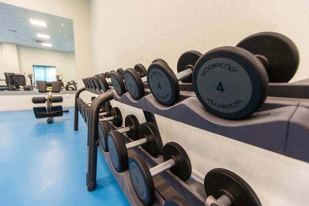 Sultan Palace Hotel Atyraū Exteriér fotografie Dumbbells on a rack