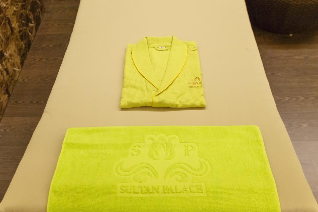 Sultan Palace Hotel Atyraū Exteriér fotografie A bathrobe and towel