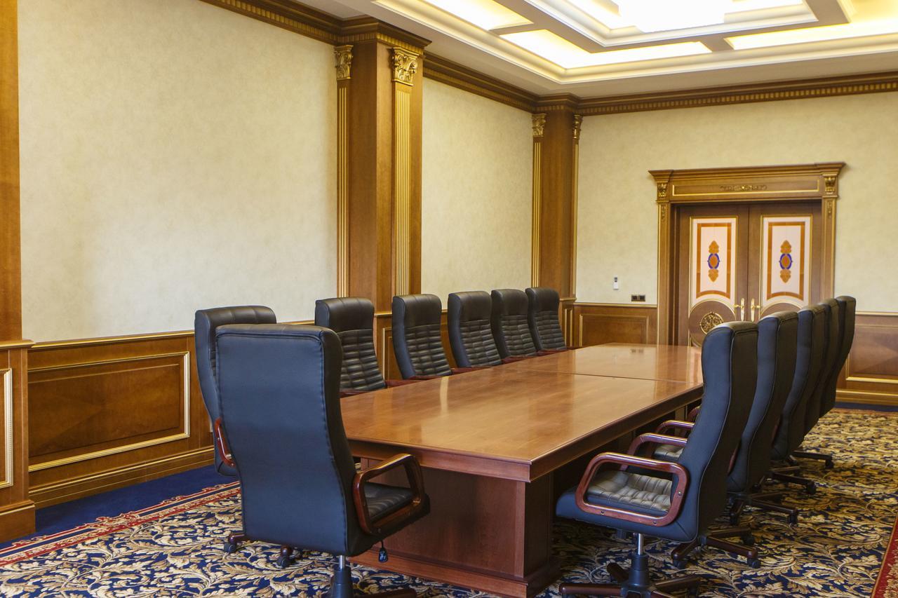 Sultan Palace Hotel Atyraū Exteriér fotografie The meeting room of the Cabinet of the President of the Republic of Azerbaijan