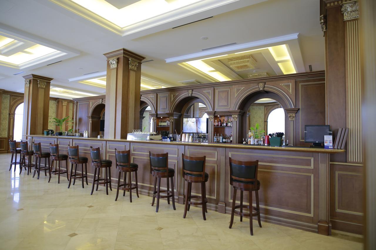 Sultan Palace Hotel Atyraū Exteriér fotografie The bar at the hotel