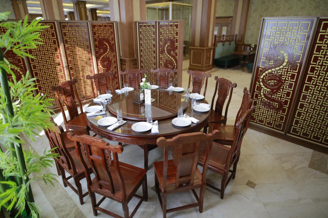 Sultan Palace Hotel Atyraū Exteriér fotografie A round table with chairs