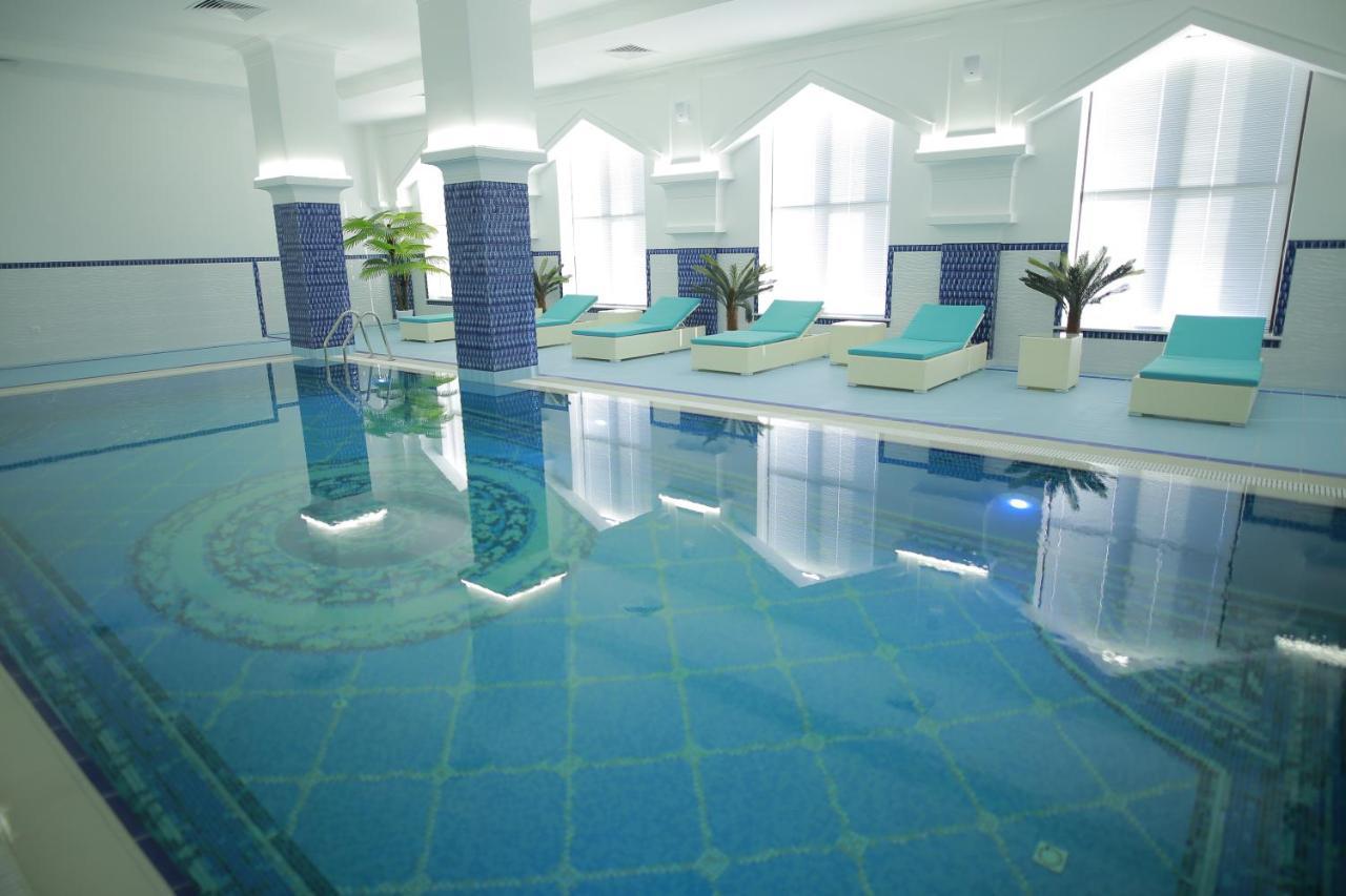 Sultan Palace Hotel Atyraū Exteriér fotografie A swimming pool